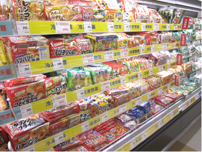  図1　スーパーの売り場に並ぶさまざまな冷凍食品