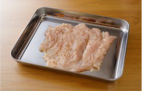 STEP2　鶏むね肉は、厚みが均一になるように開いて叩き、塩、胡椒する。