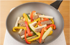 STEP4　ラム肉の表面が加熱され色がかわったら②を加える。