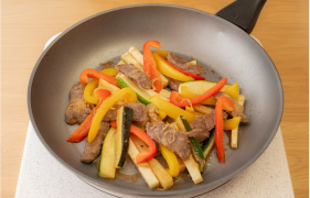 STEP5　野菜に火が入ったら、米酢、薄口醤油、胡椒で味を調え、さらに加熱して少し水分をとばす。