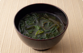 モロヘイヤ（青菜）とわかめの味噌汁